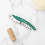 Sacacorchos Boda personalizada de Emerald Green<br><div class="desc">Apertura de corcadero de vino de color verde esmeralda para tu boda dama de honor junto con su nombre en la parte posterior e impreso en escritura blanca y estilizada. Personalice el corkbolt editando y reemplazando el nombre por el nombre de su dama de honor. Disponible en muchos de los...</div>