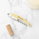 Sacacorchos Boda personalizada de mantequilla amarilla dama de<br><div class="desc">Apertura de corcadero de vino de color amarillo y mantequilla para tu boda dama de honor junto con su nombre en la parte de atrás e impreso en escritura negra y estilizada. Personalice el corkbolt reemplazando el nombre por el nombre de su dama de honor. Disponible en muchos de los...</div>