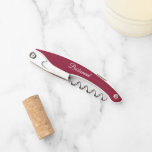 Sacacorchos Boda  personalizada de Wine Red<br><div class="desc">Apertura de corteza de vino tinto a la moda para tu boda dama de honor junto con su nombre en la parte posterior e impreso en escritura blanca y estilizada. Personalice el corkbolt reemplazando el nombre por el nombre de su dama de honor. Disponible en muchos de los populares esquemas...</div>