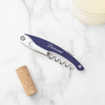 Sacacorchos Boda  personalizada Navy Blue<br><div class="desc">Apertura de corcadero de vino de color azul marino de moda para tu boda dama de honor junto con su nombre en la parte posterior e impreso en escritura blanca y estilizada. Personalice el corkbolt editando y reemplazando el nombre por el nombre de su dama de honor. Disponible en muchos...</div>