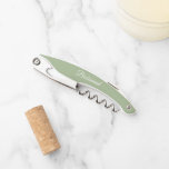 Sacacorchos Boda personalizada Sage Green<br><div class="desc">Apertura de corcadero de vino de color verde y moderno para tu boda dama de honor junto con su nombre en la parte posterior e impreso en escritura blanca y estilizada. Personalice el corkbolt editando y reemplazando el nombre por el nombre de su dama de honor. Disponible en muchos de...</div>