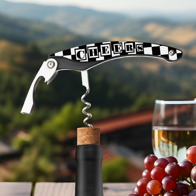 Sacacorchos Clásico de Vino en Negro y Blanco (A wine corkscrew bottle opener featuring a classic black and white checkered design and Cheers text)