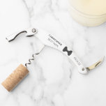 Sacacorchos Cortar el traje negro y nombrar al mejor Boda<br><div class="desc">Estos tornillos personalizados son una manera maravillosa de agradecer al Mejor Hombre en su boda. El diseño divertido incluye una corbata negra con su nombre y el título,  "Mejor hombre" junto con la fecha boda. Adición perfecta a una bolsa de agradecimiento.</div>