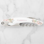 Sacacorchos Elegante acuarela Floral Pink Boho Nombre Boda<br><div class="desc">Estos preciosos tornillos de coral están diseñados como regalos para las damas de honor o la dama de honor. Cuentan con un diseño de acuarela rústico pintado a mano, con rosas de color rosa, malva y coral y flores en un fondo blanco y su nombre en el medio. Una forma...</div>