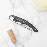 Sacacorchos Elegante Boda Groomsmen Retro Typography<br><div class="desc">Este tornillo de corcho personalizado es un regalo elegante inspirado en la cosecha. Fuente inspirada en Funky retro en blanco sobre fondo negro y tu nombre de elección en la parte trasera! ¿Desea más elementos bodas en este estilo? ¡Envíame un mensaje!</div>