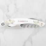 Sacacorchos Elegante Nombre del Boda floral de la yegua de cha<br><div class="desc">Estos preciosos tornillos de coral están diseñados como regalos para las damas de honor o la dama de honor. Cuentan con un diseño de acuarela rústico pintado a mano con rosas de melocotón claro o con champán de color blanco y flores en un fondo blanco y su nombre en el...</div>