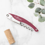 Sacacorchos Groomsmen personalizado de escritura moderna<br><div class="desc">Modern Script Personalizado Groomsmen Corkbolt presentando el nombre del groomsman personalizado en estilo de letra de escritura blanco moderno con el título en modernos sans serif estilo de fuente sobre fondo rojo burdeos. También perfecto para el mejor hombre,  padre de la novia y más.</div>