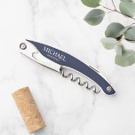 Sacacorchos Groomsmen personalizado de la Marina Azul moderna<br><div class="desc">Moderno Groomsmen Corkbolt personalizado. Este diseño presenta el nombre y el título de un groomsman personalizado en estilo serif clásico blanco sobre fondo azul marino. También perfecto para el mejor hombre,  padre de la novia y más.</div>