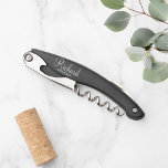 Sacacorchos Guión moderno personaliza el corcho del Groomsman<br><div class="desc">Regalos personalizados de Groomsman con el nombre personalizado del groomsman en un estilo de letra blanco moderno con el título en sans serif moderno estilo de tipo de letra en un tornillo negro. También perfecto para el mejor hombre,  padre de la novia y más.</div>