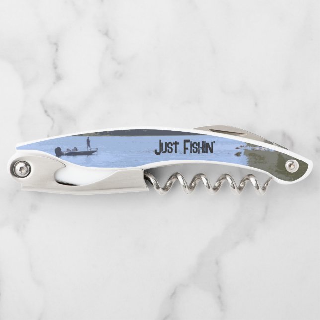 Sacacorchos Just Fishin' Boat on Lake Illustration (Anverso)