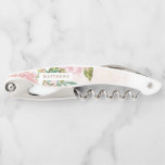 Sacacorchos Monograma Rosa de Boda rosado con polvo vintage<br><div class="desc">Atractivo diseño Rosa de Flor Polvorienta Rosa Floral Elegante con rosas, hojas, brotes, follaje y acentos de Relieve metalizado de oro rosa. Sutiles tonos suaves de rosa pastel, verduras, menta y melocotón. Una moda de cabaña es perfecta para una boda de primavera, verano o jardín en su casa, granja o...</div>