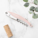 Sacacorchos Nombre de la dama de honor personalizada y moderna<br><div class="desc">Moderna dama de honor personalizada Corkbolt. Este diseño presenta el nombre y el título de la dama de honor personalizados en el estilo de tipo de letra serif clásico blanco sobre fondo rosa rubor. También es perfecto para una doncella de honor y más.</div>
