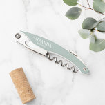 Sacacorchos Nombre de la dama de honor personalizada y moderna<br><div class="desc">Moderna dama de honor personalizada Corkbolt. Este diseño presenta el nombre y el título de la dama de honor personalizados en el estilo de fuente serif clásico blanco sobre fondo verde sabio. También es perfecto para una doncella de honor y más.</div>