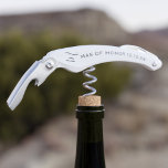 Sacacorchos Novias modernas casadas a favor de hombre de honor<br><div class="desc">Gracias a su hombre de honor con este tornillo de corcho personalizado. Puede añadir su fecha inicial y la de su boda. Un regalo de agradecimiento muy útil para cualquiera de los miembros de la fiesta de novias que abren botellas de vino. ¿Para quién harías uno?</div>