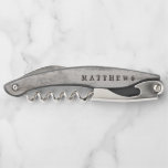Sacacorchos Novias talladas Boda de Birch Rústico Monograma<br><div class="desc">Madera de Birch Rústica tallada con diseño de corteza de árbol de bircho blanco y gris envejecido, y una patina angustiada con aspecto capeado. Este nuevo diseño de madera muestra las iniciales de la pareja talladas en la forma del corazón dentro del árbol. Además, los tipos de letra de moda...</div>