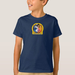 Sacando la camiseta del chico con el logotipo espa