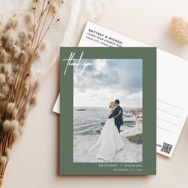 Sage simple a mano gracias postal (Elegant hand lettered thank you wedding postcard with a minimalistic design perfect for any couple.)