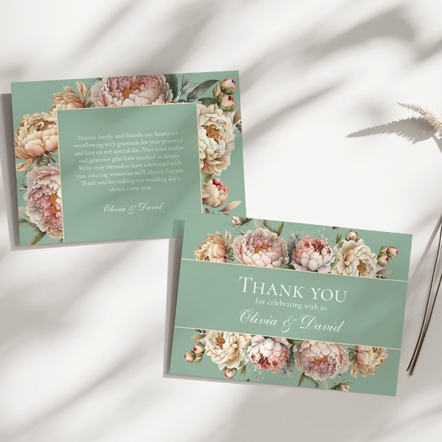Sage Verde Peonía Banda Floral Agradecimiento de B (Rustic Pastel Sage Green Blush Pink Peony Wedding Thank You Card on a sunny white boho table.)
