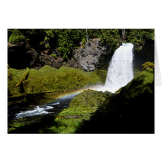Sahalie cae bajo el arco iris
