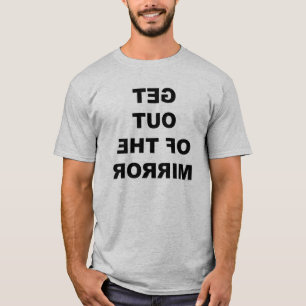 Sal de la camiseta del espejo.