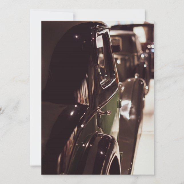 Sala de exposición de hermosos automóviles clásico (Anverso)