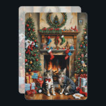 Sala decorada con gusto, chimenea, gatos, vintage<br><div class="desc">Esta tarjeta de Navidades cuenta con dos gatos frente a una chimenea en una sala de estar decorada de forma festiva. Aspecto vintage. Envíe saludos de Navidad a sus amigos y familia. Personalizado de texto y de vuelta.</div>