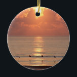 Salida del sol Daytona Beach, ornamento del océano<br><div class="desc">Ornamento con el sol de la mañana que se rompe a través de las nubes suaves en el océano y una fila de pelícanos; Coronilla de ©2014 Aaron</div>
