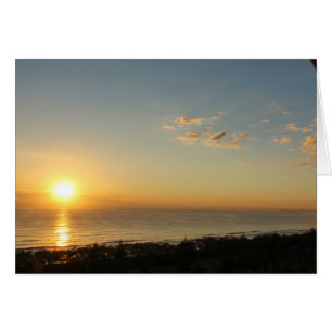 Salida del sol en la playa amplia