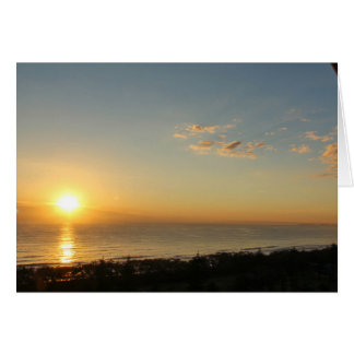 Salida del sol en la playa amplia