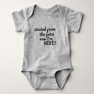 Salido de la camisa del bebé de Petri