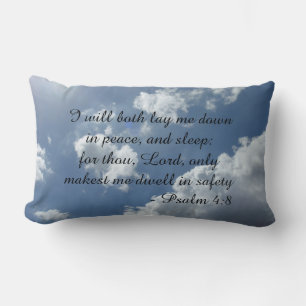 Salmo 4:8 Almohada con fondo de nubes. Bilinguë