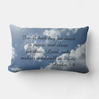 Salmo 4:8 Almohada con fondo de nubes. Bilinguë