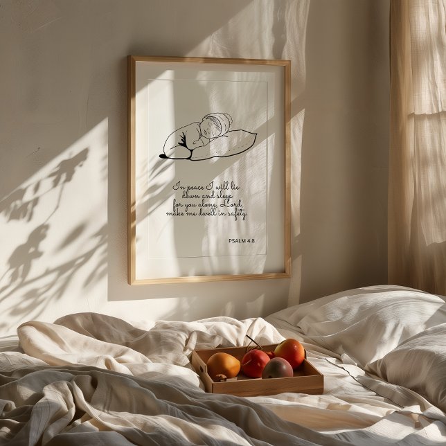 Salmo 4:8 En Paz Mentiré Impresión (Minimalist Psalm 4:8 wall art in a neutral modern room with wooden furniture and soft light.)