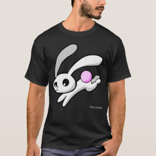 Salta el conejo con una camiseta rosada mullida de