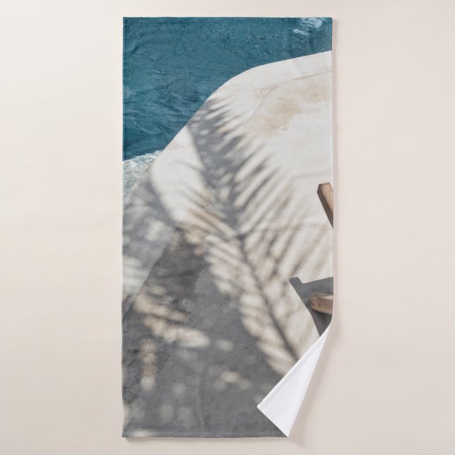 Salto de madera marrón cerca del cuerpo del agua (Toalla de baño)