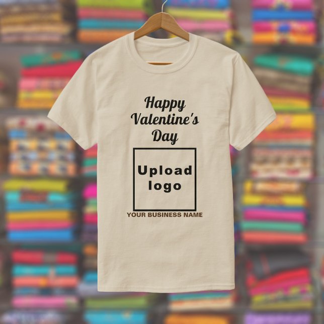 Saludo de San Valentín de negocios con camiseta co (Sand color t-shirt with your business name and logo and with Happy Valentine's Day greeting.)