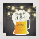 Saludos a 21 años Invitación a cumplir 21 años<br><div class="desc">Saludos a la invitación de 21 años de cumpleaños que incluye una taza de cerveza montada en un popular fondo de pizarra con frascos colgantes de caramelo</div>