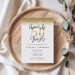 Saludos a 50 años negro y oro moderno elegante<br><div class="desc">Saludos a 50 años de negro y oro efecto de la moderna y elegante invitación de cumpleaños. Diseño monocromo de texto de escritura moderna. Parte de una colección.</div>
