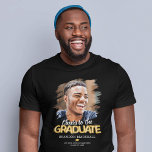 Saludos a la camiseta con foto de graduado<br><div class="desc">Camisetas personalizadas del día de la graduación que incluyen el dicho "vítores al graduado" usando globos de oro,  una foto del grado,  una gorra de mortero,  su nombre,  colegio y año de clase.</div>