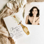 Saludos a la invitación a la foto del 30 aniversar<br><div class="desc">¡Saludemos a los 30! Invitación a la foto del cumpleaños. Diseñado con una hermosa acuarela,  botella de champán dorado. La mayoría de las letras son modificables. Artículos coincidentes en el diseño del Fiesta Cava de nuestra tienda.</div>