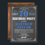Saludos a la invitación por 70 años.Retro<br><div class="desc">Cualquier edad - usted puede editar el númeroVintage bar estilo chalkboard para adultos cumpleaños invitación de fiesta.
Perfecto para el rastreo de bar,  pub que salta celebración de cumpleaños para la sed treinta.
Color azul retro.
Más opciones de color en la tienda.</div>