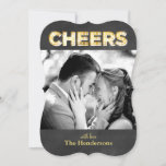 Saludos en la tarjeta de fotos navideña Chalkboard<br><div class="desc">Tu foto favorita está acentuada con "Cheers",  escrito en un fondo de pizarra,  en luces de marquesina vintage,  una de las últimas tendencias en diseño y decoración fiesta.</div>