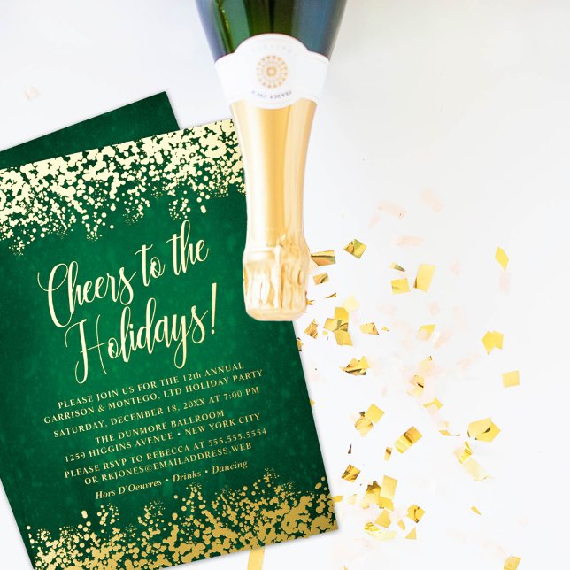 Saludos verdes de moda a la invitación al Relieve  (Chic Green Holiday Party Foil Invitation on a white background with gold confetti & champagne.)
