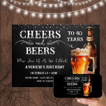 Saludos y cervezas 40.ª invitación rústica de cump<br><div class="desc">Saludos y cervezas invitaciones de cumpleaños. Fácil de personalizar. Todo el texto es ajustable y fácil de cambiar para sus propias necesidades fiestas. Cartón y elementos de fondo rústico. El Chalkboard divertido gira y florece. Mug de cerveza acuarela. Invitaciones para él. Diseño de cumpleaños BBQ Bar o patio trasero. Cualquier...</div>