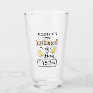 Saludos y cervezas a vidrio de cumpleaños de 75 añ