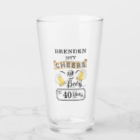 Saludos y cervezas al vidrio de cumpleaños de 40 a