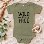 Salvaje y libre<br><div class="desc">Abran un espíritu atrevido y aventurero con nuestra vestimenta y regalos personalizados que presentan una tipografía moderna en blanco y negro "Wild and Free", emparejada con un diseño elegante de flecha boho. Perfecto para los espíritus libres y para los amantes de los diseños modernos y minimalistas, estos objetos hacen una...</div>