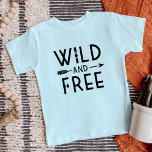 Salvaje y libre<br><div class="desc">Abran un espíritu atrevido y aventurero con nuestra vestimenta y regalos personalizados que presentan una tipografía moderna en blanco y negro "Wild and Free", emparejada con un diseño elegante de flecha boho. Perfecto para los espíritus libres y para los amantes de los diseños modernos y minimalistas, estos objetos hacen una...</div>