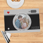 Salvamanteles Aniversario único de Boda de foto de cámara negra<br><div class="desc">Los diseños bodas únicos se están haciendo cada vez más populares para las parejas que quieren agregar un toque de alegría y creatividad a su día especial. Incorporar ideas que reflejen usted y las personalidades de su pareja crea un día de boda memorable y especial. Incorporar cámaras en tu decoración,...</div>