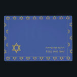 Salvamanteles Azul medio moderno| Disfruta De Tu Comida| ESTRELL<br><div class="desc">Moderna STAR DE LA Mesa DAVID Placemats, de color azul medio, mostrando con una estrella de oro falso de David en un patrón de baldosas. Cerca de la parte inferior, hay una estrella más grande de David, además del texto que dice DISFRUTAR DE TU COMIDA en inglés y en hebreo....</div>